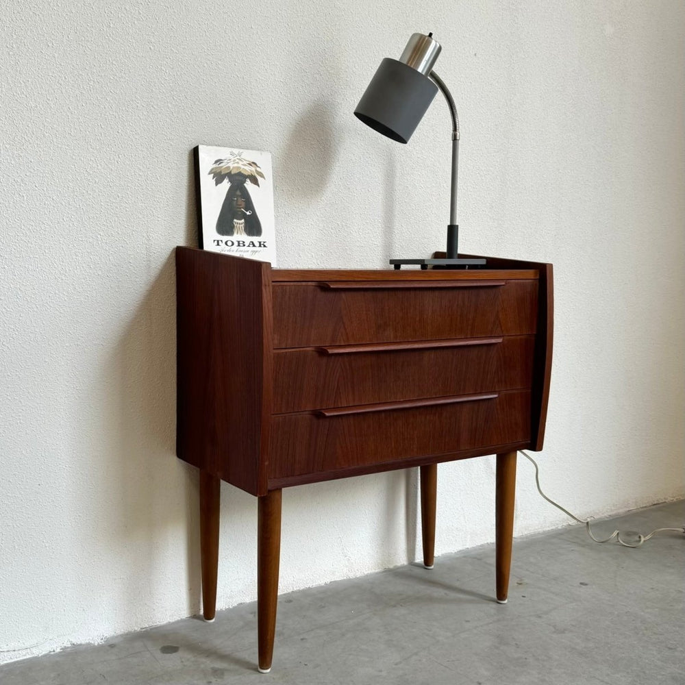 
                  
                    Vintage Deens ladekastje teak 3* - LOUI.STORE
                  
                