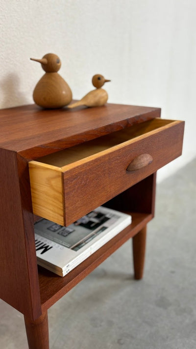 
                  
                    Vintage Deens nachtkastje teak - LOUI.STORE
                  
                