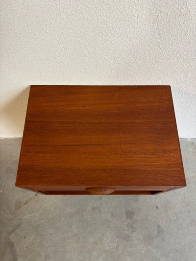 
                  
                    Vintage Deens nachtkastje teak - LOUI.STORE
                  
                