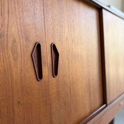
                  
                    Vintage Deens teak highboard met bar gedeelte - LOUI
                  
                