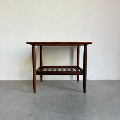 
                  
                    Vintage Deense bijzettafel teak - LOUI.STORE
                  
                