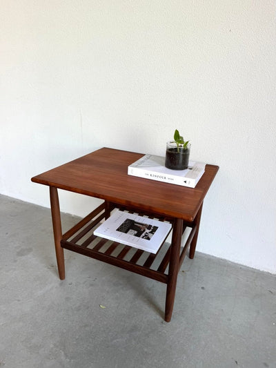 
                  
                    Vintage Deense bijzettafel teak - LOUI.STORE
                  
                
