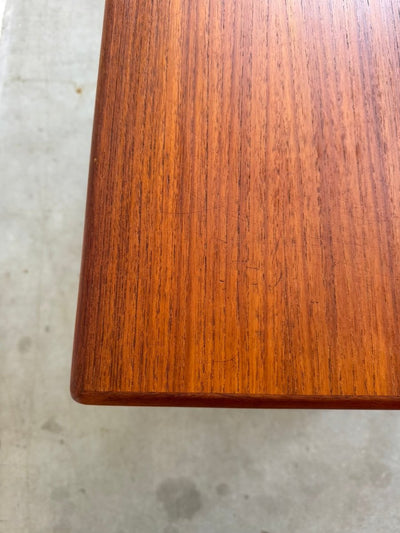 
                  
                    Vintage Deense bijzettafel teak - LOUI.STORE
                  
                