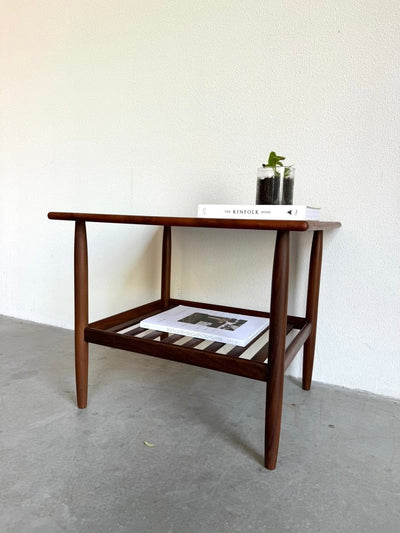 
                  
                    Vintage Deense bijzettafel teak - LOUI.STORE
                  
                