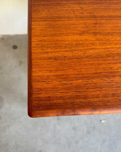 
                  
                    Vintage Deense bijzettafel teak - LOUI.STORE
                  
                