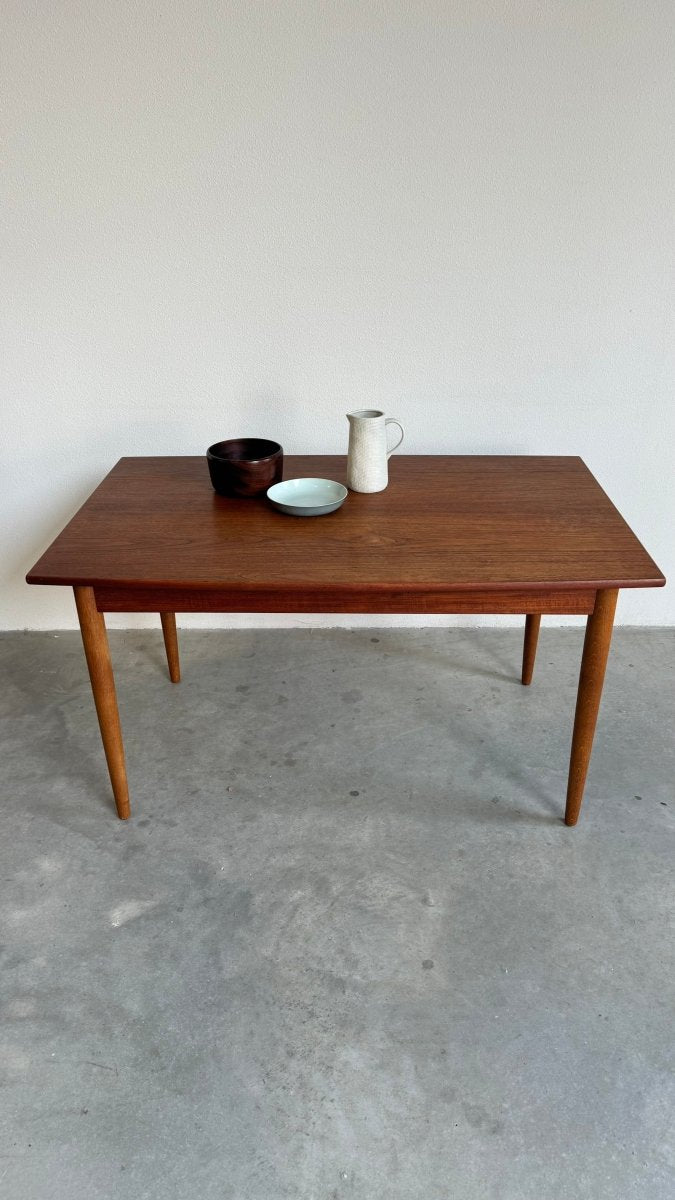 
                  
                    Vintage Deense eettafel teak uitschuifbaar - LOUI.STORE
                  
                