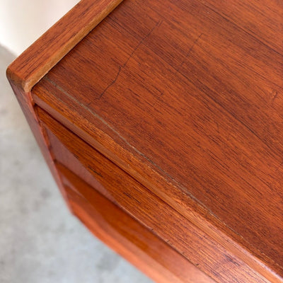 
                  
                    Vintage Deense ladekast 6* teak lange greep - LOUI
                  
                