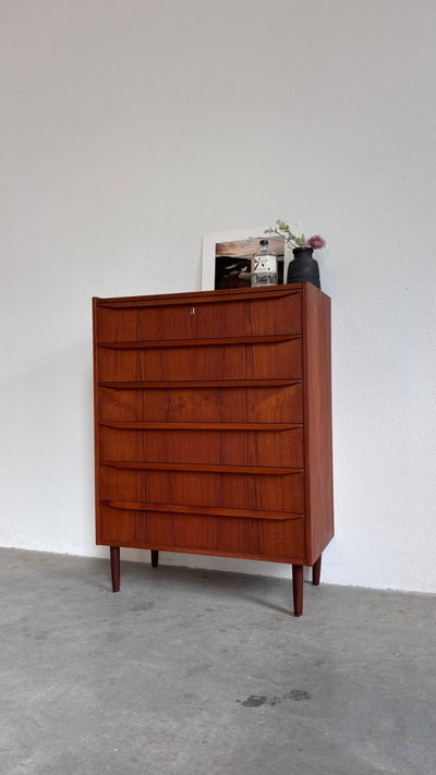 
                  
                    Vintage Deense ladekast 6* teak lange greep - LOUI
                  
                