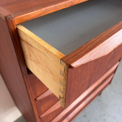 
                  
                    Vintage Deense ladekast 6* teak lange greep - LOUI
                  
                