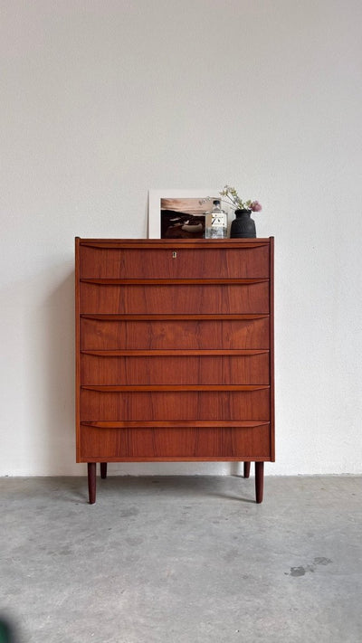
                  
                    Vintage Deense ladekast 6* teak lange greep - LOUI
                  
                