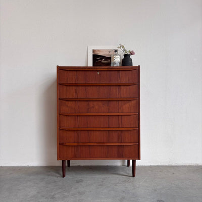 
                  
                    Vintage Deense ladekast 6* teak lange greep - LOUI
                  
                