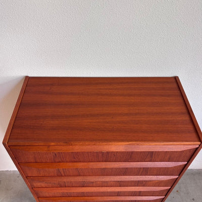 
                  
                    Vintage Deense ladekast 6* teak lange greep - LOUI
                  
                