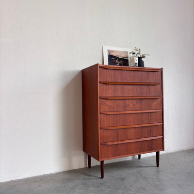 
                  
                    Vintage Deense ladekast 6* teak lange greep - LOUI
                  
                