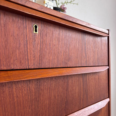 
                  
                    Vintage Deense ladekast 6* teak lange greep - LOUI
                  
                