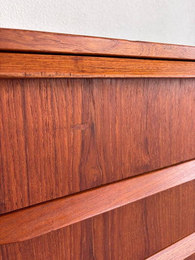 
                  
                    Vintage Deense ladekast 6* teak lange greep - LOUI
                  
                