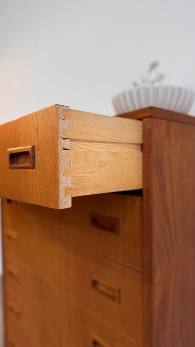 
                  
                    Vintage Deense ladekast 6* teak - LOUI.STORE
                  
                