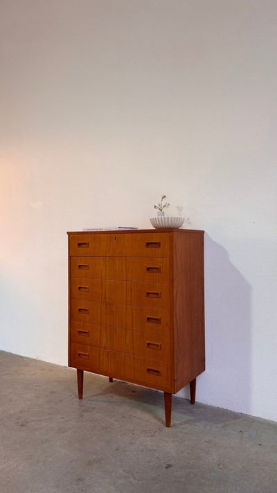 
                  
                    Vintage Deense ladekast 6* teak - LOUI.STORE
                  
                