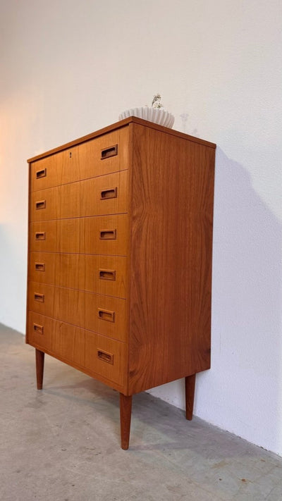 
                  
                    Vintage Deense ladekast 6* teak - LOUI.STORE
                  
                