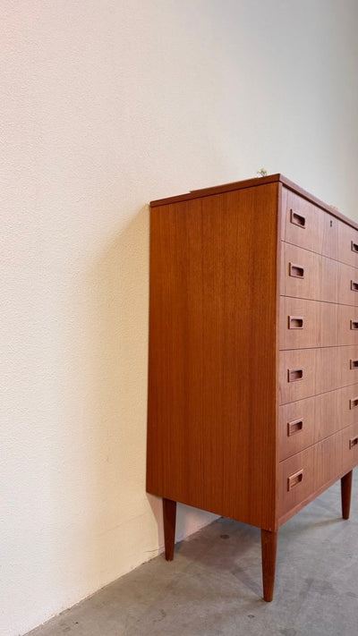 
                  
                    Vintage Deense ladekast 6* teak - LOUI.STORE
                  
                