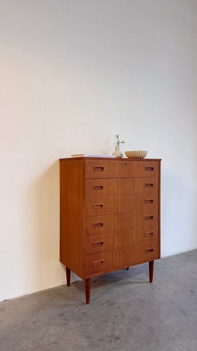 
                  
                    Vintage Deense ladekast 6* teak - LOUI.STORE
                  
                