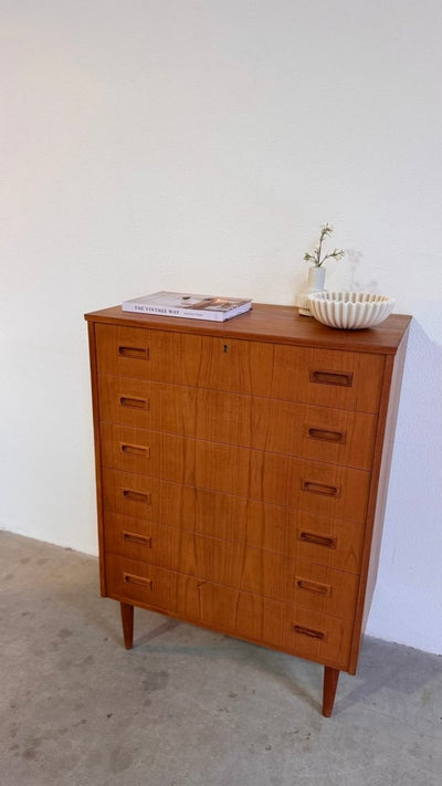 
                  
                    Vintage Deense ladekast 6* teak - LOUI.STORE
                  
                