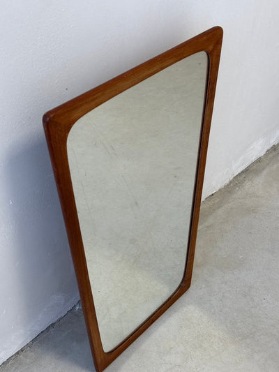 
                  
                    Vintage Deense spiegel teak taps - LOUI.STORE
                  
                