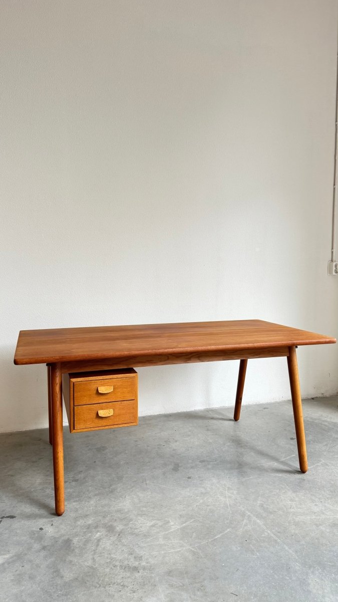 
                  
                    Vintage design bureau tafel Poul Volther - LOUI.STORE
                  
                