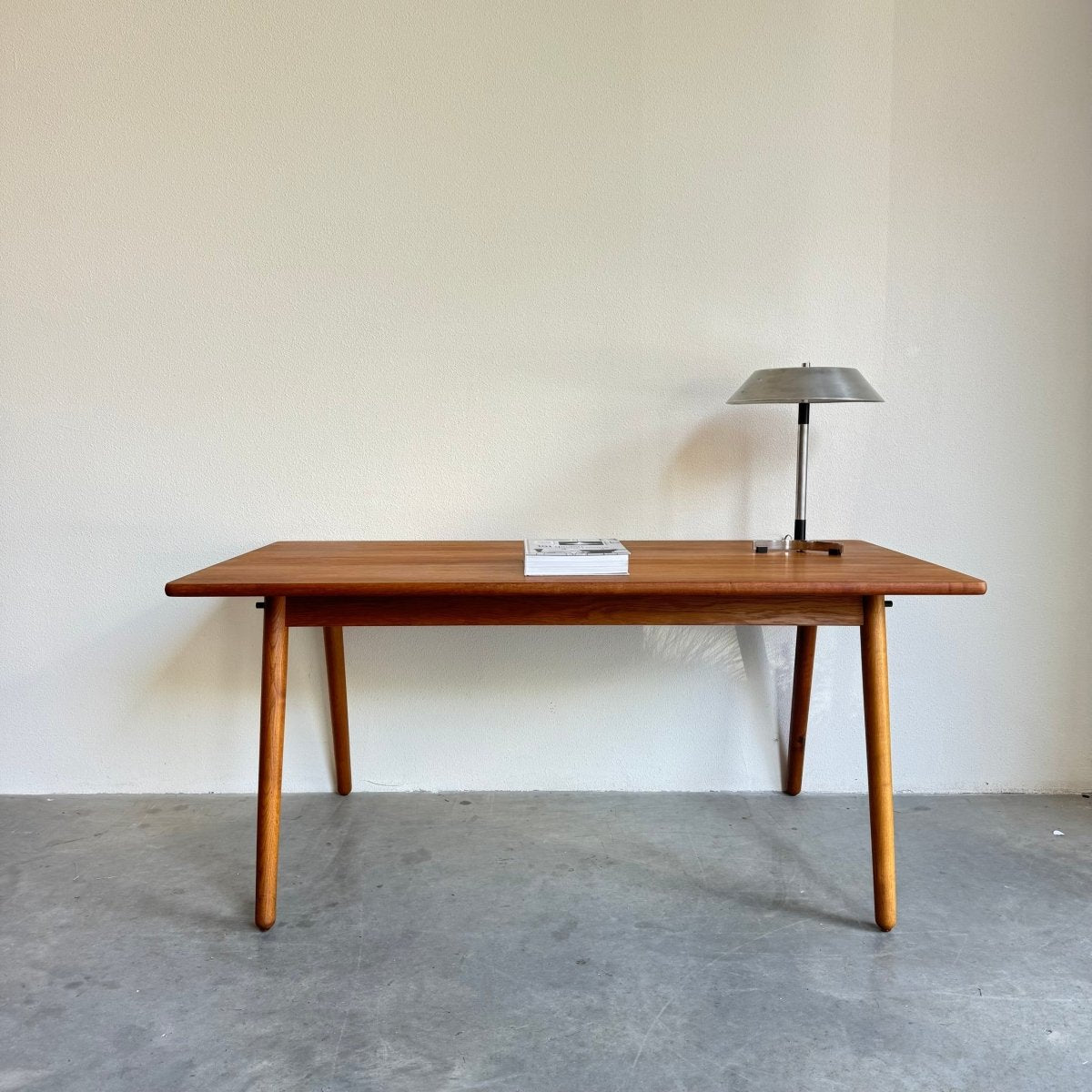 
                  
                    Vintage design bureau tafel Poul Volther - LOUI.STORE
                  
                