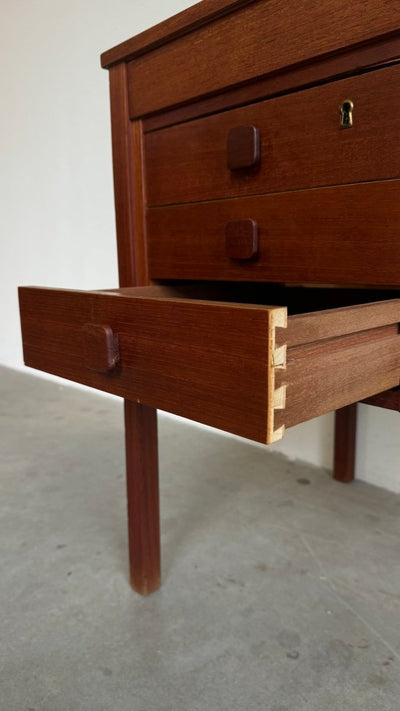 
                  
                    Vintage Domino bureautje teak - LOUI.STORE
                  
                