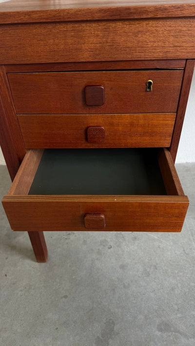 
                  
                    Vintage Domino bureautje teak - LOUI.STORE
                  
                