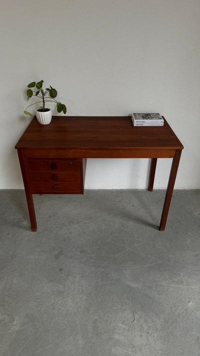
                  
                    Vintage Domino bureautje teak - LOUI.STORE
                  
                