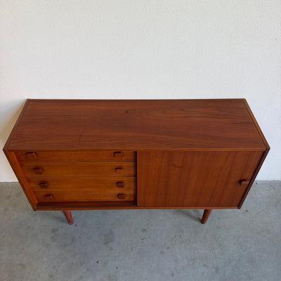 
                  
                    Vintage Domino sideboard in teak lades en schuifdeur - LOUI
                  
                