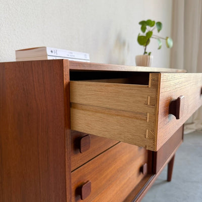 
                  
                    Vintage Domino sideboard in teak lades en schuifdeur - LOUI
                  
                