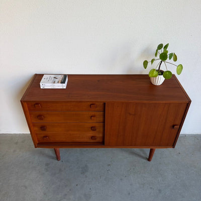 
                  
                    Vintage Domino sideboard in teak lades en schuifdeur - LOUI
                  
                