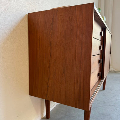 
                  
                    Vintage Domino sideboard in teak lades en schuifdeur - LOUI
                  
                
