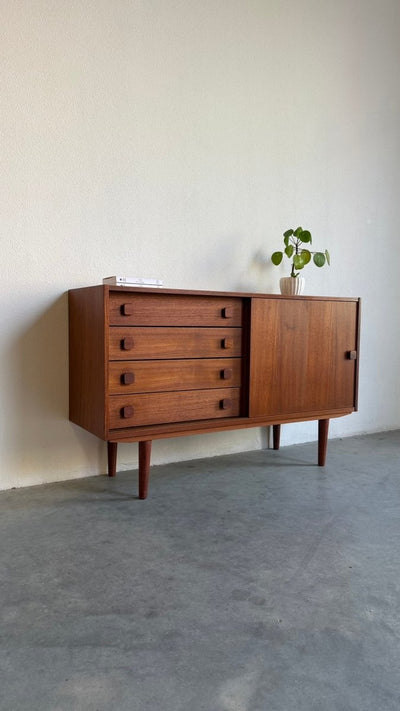 
                  
                    Vintage Domino sideboard in teak lades en schuifdeur - LOUI
                  
                