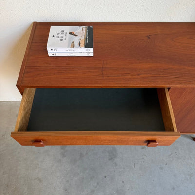 
                  
                    Vintage Domino sideboard in teak lades en schuifdeur - LOUI
                  
                