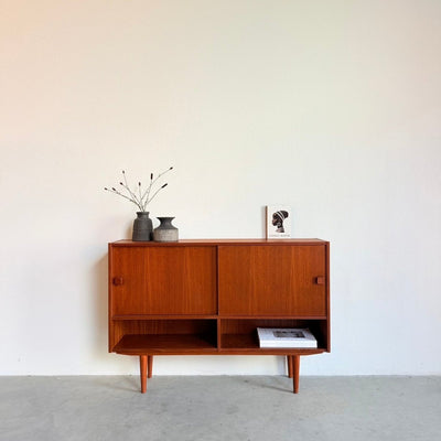 
                  
                    Vintage Domino sideboard teak - schuifdeuren & open vak - LOUI
                  
                