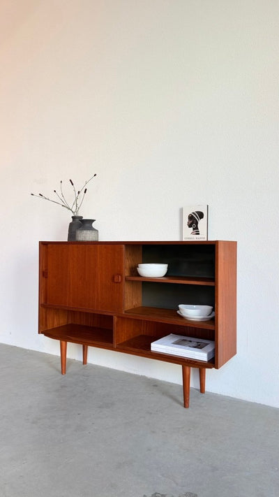 
                  
                    Vintage Domino sideboard teak - schuifdeuren & open vak - LOUI
                  
                