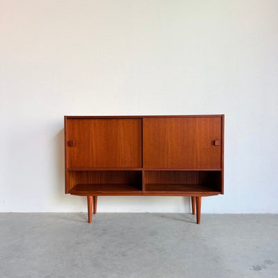 
                  
                    Vintage Domino sideboard teak - schuifdeuren & open vak - LOUI
                  
                