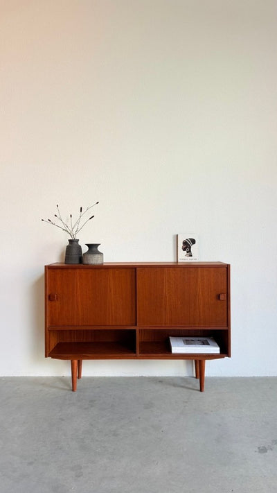 
                  
                    Vintage Domino sideboard teak - schuifdeuren & open vak - LOUI
                  
                
