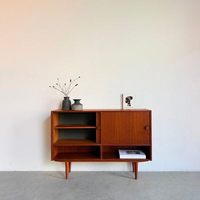 
                  
                    Vintage Domino sideboard teak - schuifdeuren & open vak - LOUI
                  
                