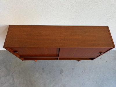 
                  
                    Vintage Domino sideboard teak - schuifdeuren & open vak - LOUI
                  
                