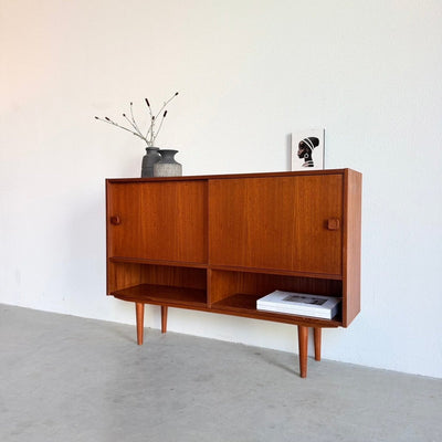 
                  
                    Vintage Domino sideboard teak - schuifdeuren & open vak - LOUI
                  
                