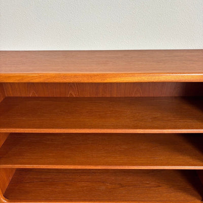 
                  
                    Vintage Dyrlund boekenkast teak - LOUI.STORE
                  
                