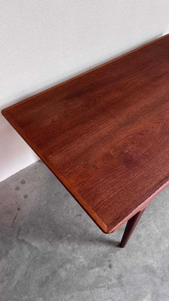 
                  
                    Vintage eettafel Johannes Andersen teak - LOUI.STORE
                  
                