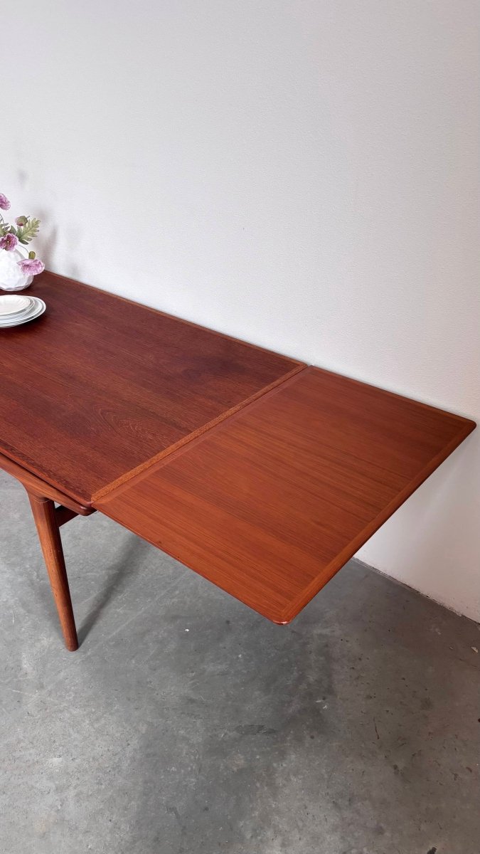 
                  
                    Vintage eettafel Johannes Andersen teak - LOUI.STORE
                  
                