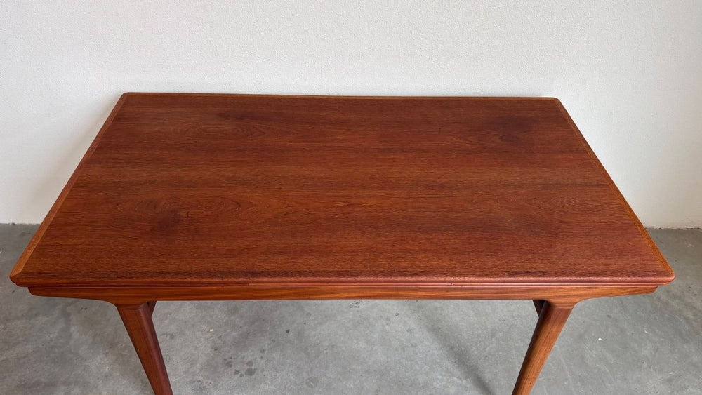 
                  
                    Vintage eettafel Johannes Andersen teak - LOUI.STORE
                  
                