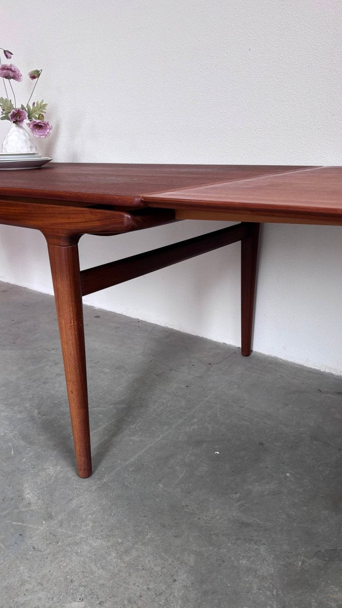 
                  
                    Vintage eettafel Johannes Andersen teak - LOUI.STORE
                  
                