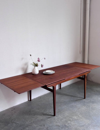
                  
                    Vintage eettafel Johannes Andersen teak - LOUI.STORE
                  
                